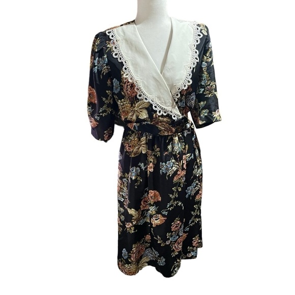 Vintage Floral Shoulder Pad Casual - 1/2 Wrap
Midi Dress
Uni Mondo - Size 12 - Picture 1 of 11